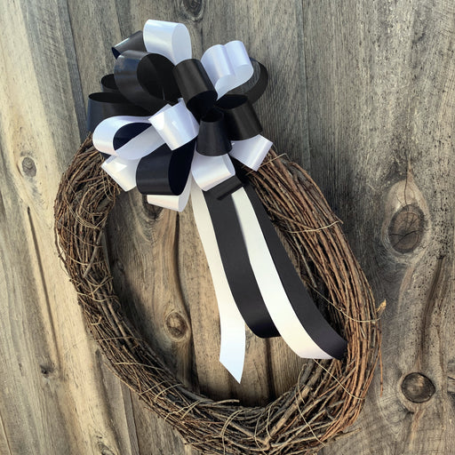 black-and-white-wreath=decorations