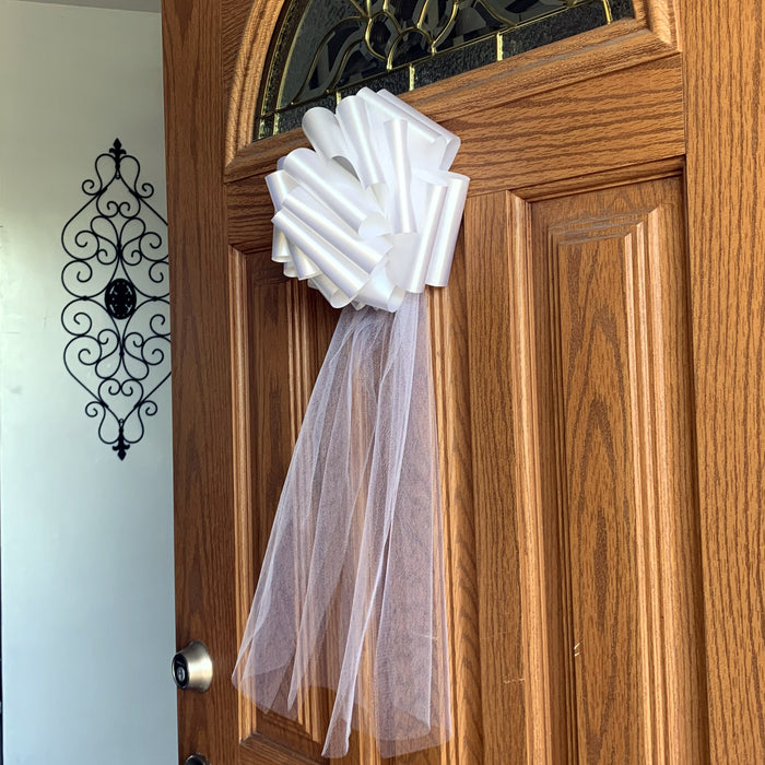 vibrant-white-wedding-bow-decoration