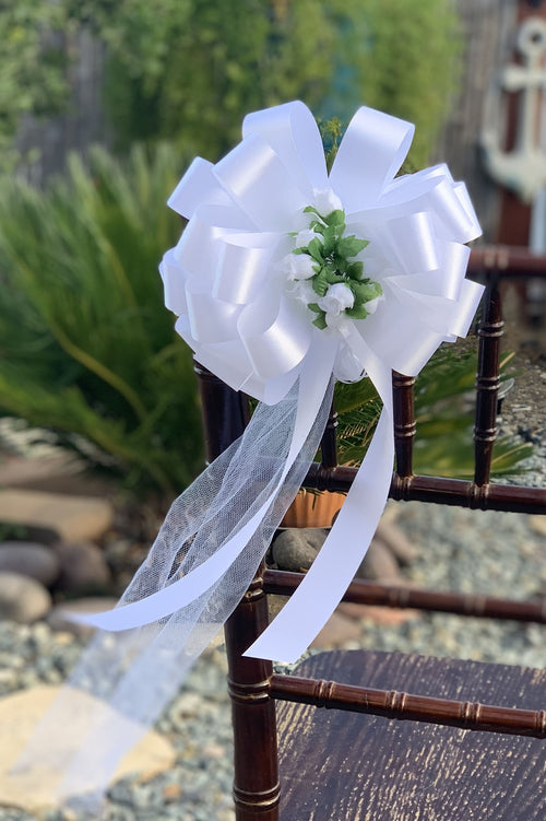 white-wedding-pew-bows-with-flowers